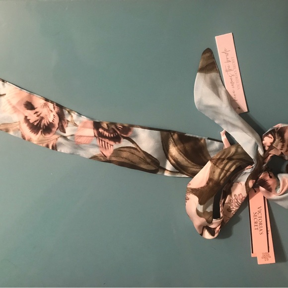 Victoria’s Secret floral tie bow scrunchie - Picture 2 of 4